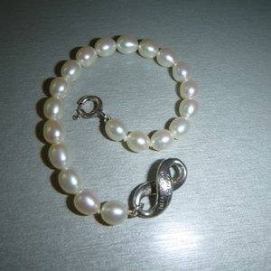 TIFFANY & CO FRESH PEARL & STERLING SILVER INFINITY BRACELET w/BOX, POUCH & CERT